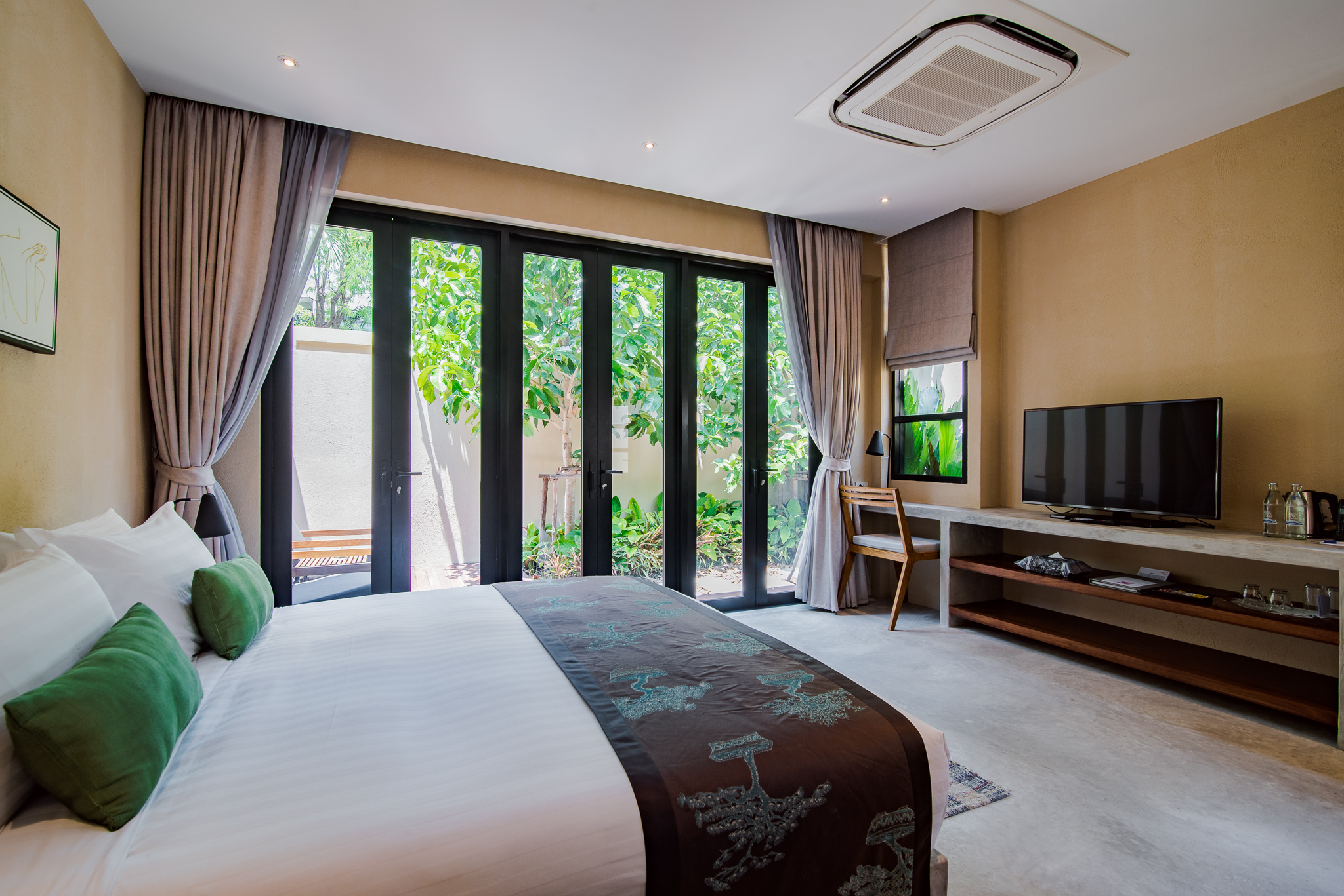 Garda Deluxe Rooms are located either in the newly renovated Garda Building and in the Private Villa area. They are approximately 70 meters from the beach.

The bedroom offers the choice of a king size bed or two queen size beds, and the bathroom has a shower.